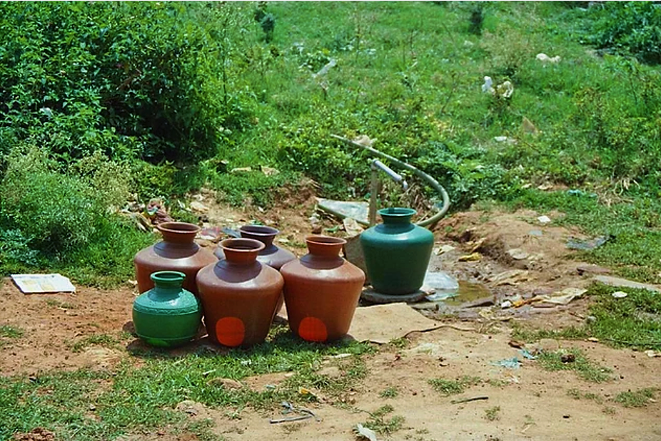 Slum area in Bangalore. The pots are deposed so they are ready when the water comes. Source: CONRADIN (2006) 