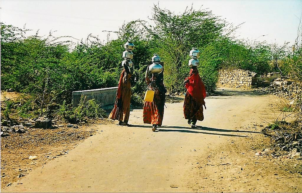 Women carrying water vessels. Source: CONRADIN (2007)