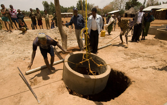 Construction of a hand-dug well in Ethiopia. Source: GLOBAL GIVING (n.y.)