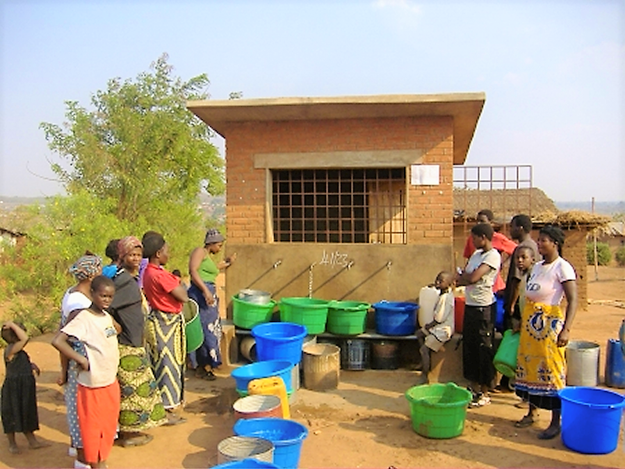 Women queue to buy w ater from a water kiosk in Lilongwe, Malawi. Source: MALIANO (2012)