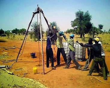 Hand drilling (percussion drilling) in Niger. Source: NWFL (n.y.)